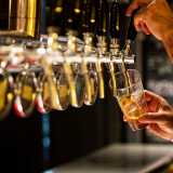 �Il birrificio � nato in un momento in cui si contavano solo 30 realt� del genere in tutta Italia � esordisce il proprietario �. Ma abbiamo creduto al potenziale di questa bevanda e con il tempo siamo riusciti ad affermarci con le nostre creazioni ad alta fermentazione, richieste oggi da molti locali�